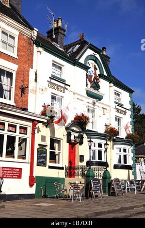 Der George und Dragon Pub im Marktplatz, Ashbourne, Derbyshire, England, UK, Westeuropa. Stockfoto