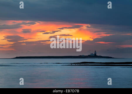 Dawn Himmel über Coquet Island Tölt von der Northumberland Küste England Stockfoto