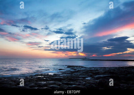 Rosa Wolken über Coquet Island bei Morgengrauen schlendern durch die Northumberland Küste England Stockfoto