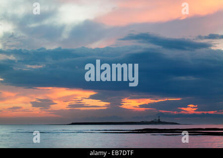 Dunkle Wolken bei Morgendämmerung über Coquet Island Tölt von der Northumberland Küste England Stockfoto