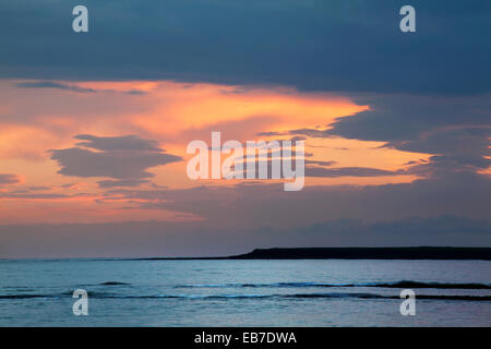 Dawn Himmel über der Nordsee schlendern Sie durch die Northumberland Küste England Stockfoto