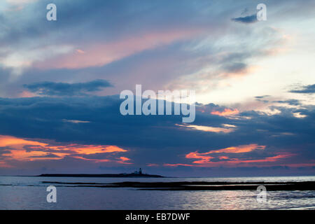 Dunkle Wolken bei Morgendämmerung über Coquet Island Tölt von der Northumberland Küste England Stockfoto