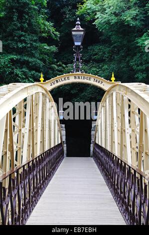 Blick über die Jubilee-Brücke über den Fluss Derwent datiert 1887, Matlock Bath, Derbyshire, England, UK, Westeuropa. Stockfoto