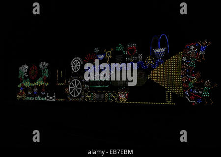 Nacht schräg anzeigen Mult-farbig Grün Maschine Tableau, die Klippen, Queens Promenade, Blackpool Illuminations, UK Stockfoto