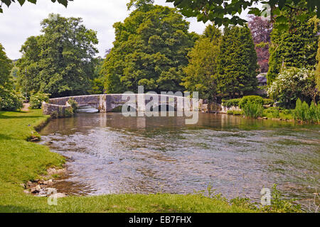 Der Fluss Wye fließt durch Ashford-in-the-Water in der Nähe von Bakewell, Derbyshire Stockfoto