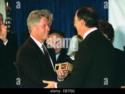 US Präsident Bill Clinton ist begabt ein Zedaka oder Charity Box made in 1435 in Osteuropa von Jeffery Hirschberg vor der Prüfung der nationalen demokratischen Judenrat 2. November 1995 in Washington, DC. Stockfoto
