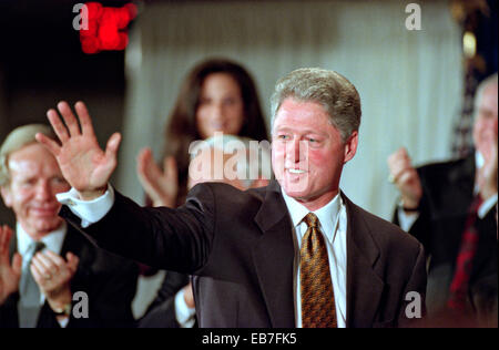 US-Präsident Bill Clinton Wellen nach Bewältigung der nationalen demokratischen Judenrat 2. November 1995 in Washington, DC. Stockfoto