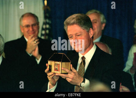 US Präsident Bill Clinton ist begabt ein Zedaka oder Charity Box gemacht im Jahre 1435 in Osteuropa vor der Prüfung der nationalen demokratischen Judenrat 2. November 1995 in Washington, DC. Stockfoto
