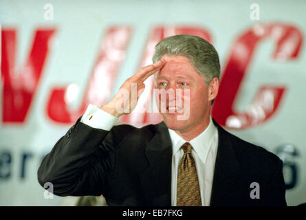 US-Präsident Bill Clinton nach Bewältigung der nationalen demokratischen Judenrat 2. November 1995 in Washington, DC salutiert. Stockfoto