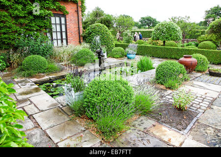 Topiary und Eibe Hecken in Wilkins Pleck Garten, Whitmore, Newcastle unter Lyme, Stoke on Trent, Staffordshire, England, Großbritannien Stockfoto