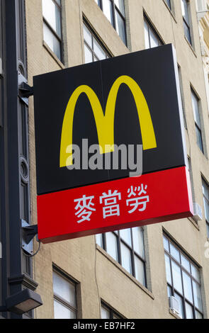 McDonalds Straßenschild zeigt Golden Arches und Nachricht auf Chinesisch in New Yorks Chinatown Stockfoto