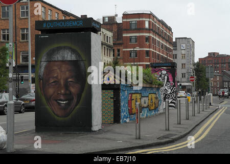 Aussicht auf Hebel Straße, Akse Nelson Mandela Bild, verwendet Bleistift Wandbild, Mila K Kunst, Stevenson Platz Sanitärgebäude, Manchester, UK Stockfoto