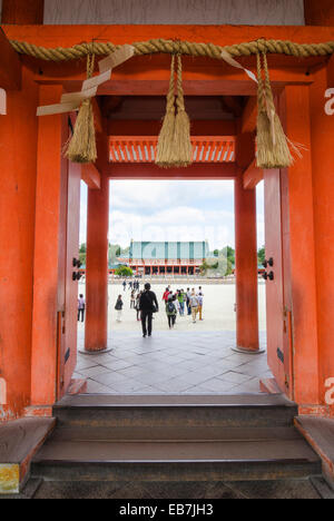 Gerahmte Blick durch das Eingangstor des Heian-Schrein, Kyoto, Kansai, Japan Stockfoto