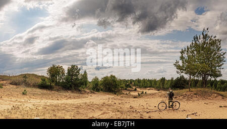 Rennen auf einer Rallye-Raid auf sandigen Dünen. Rallye-Raid Baha "Belarus" 2014. Landschaft auf der Route der Rennen vor Wettkämpfen. Stockfoto