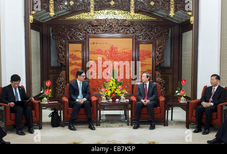 Peking, China. 27. November 2014. Chinesische Vize-Premier-Ma-Kai(2nd R) trifft sich mit einer Delegation aus Hong Kong unter der Leitung von Norman Chan, Chief Executive von der Hong Kong Monetary Authority in Peking, Hauptstadt von China, 27. November 2014. © Wang Ye/Xinhua/Alamy Live-Nachrichten Stockfoto