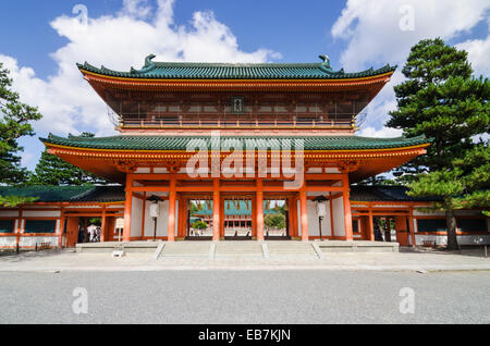 Kyoto zinnoberrot gefärbt Haupteingang Des Heian Schrein, Kansai, Kyoto, Japan Stockfoto