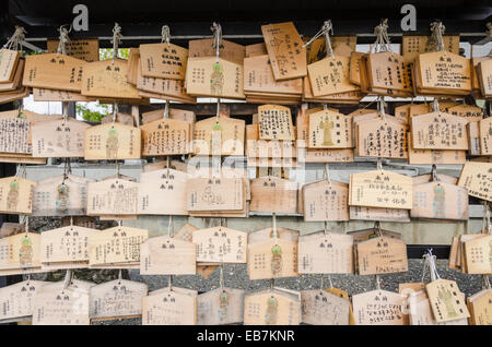 EMA hölzernen Tafeln mit Gebete und Wünsche geschrieben am für die Tempel-Geister am Tempel Konkaikomyo-Ji, Kyoto, Kansai, Japan Stockfoto