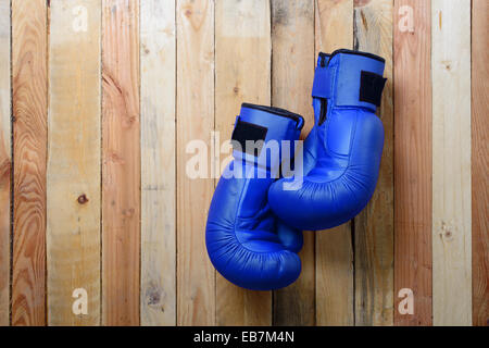 paar blaue Boxhandschuhe an der Wand hängen Stockfoto