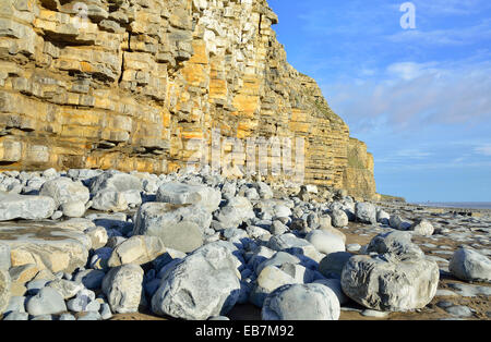 Klippen und Blick auf den Col-Huw Strand, Lantwit Major, Heritage Coast, Vale of Glamorgan, South Wales, Vereinigtes Königreich Stockfoto