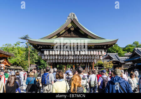 Massen von Menschen rund um die Laterne dekoriert Tanzbühne Yasaka Schrein, Kyoto, Kansai, Japan Stockfoto
