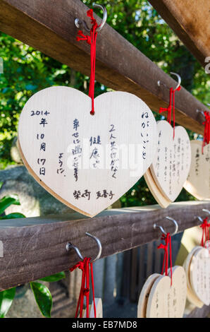 Herzförmige Ema, hölzernen Tafeln mit Gebete und Wünsche geschrieben am für die Tempel-Geister, Yasaka Schrein, Kyoto, Kansai, Japan Stockfoto