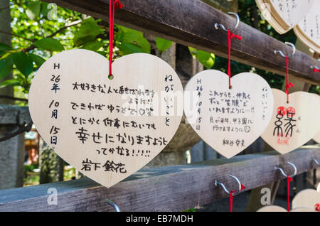 Herzförmige Ema, hölzernen Tafeln mit Gebete und Wünsche geschrieben am für die Tempel-Geister, Yasaka Schrein, Kyoto, Kansai, Japan Stockfoto