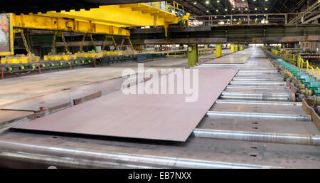 Blatt-Mühle in der Eisenmetallurgie Arbeit produziert Stahlbleche Stockfoto