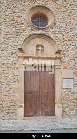 ARRACO, Mallorca, Spanien - 30. Oktober 2013: Detail Tür und Kreuz Kirche Sant Crist am 30. Oktober 2013 in Arraco Mallorca Balear Stockfoto