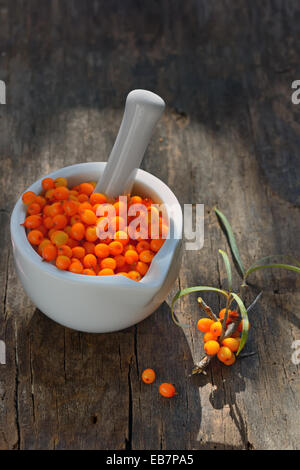 Sanddorn-Beeren in einer Schüssel auf hölzernen Hintergrund Stockfoto