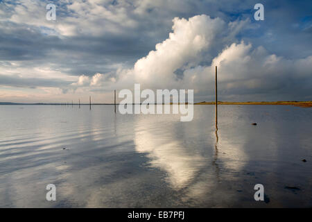 Die Pilger Causeway führt zur Heiligen Insel von der Küste von Northumberland, England, November 2014. Stockfoto