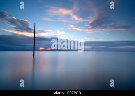 Die Pilger Causeway führt zu Lindisfarne, von der Küste von Northumberland, England, November 2014. Stockfoto