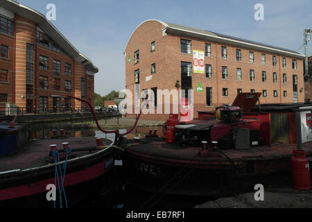 Blick in den blauen Himmel, festgemacht an Castlefield Youth Hostel, zwei breitspurigen Hausboot Bargen Castlefield Canal Basin, Manchester, UK Stockfoto