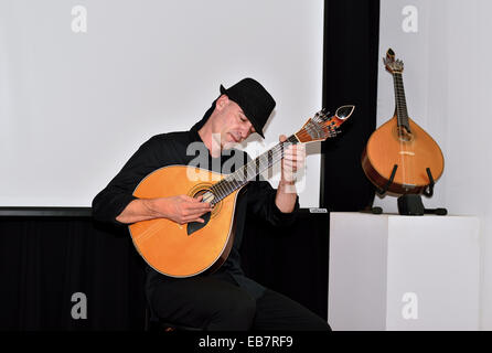 Portugal, Algarve: Musiker João Cuña spielen die Guitarra Portuguesa in seiner Show im Museu Municipal in Faro Stockfoto