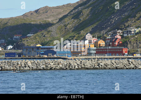 Steinernen Wellenbrecher vor den Hafengebäuden am Steg von Honningsvåg, 25. August 2012 Stockfoto