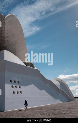 Menschen zu Fuß vorbei an das Auditorium in Santa Cruz De Tenerife, Kanarische Inseln, Spanien. Stockfoto