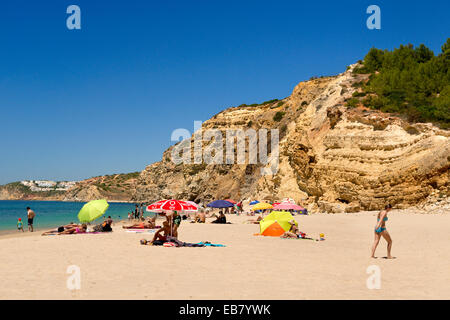 Portugal, der West-Algarve, Praia de Cabanas Velhas, Almádena im Sommer Stockfoto