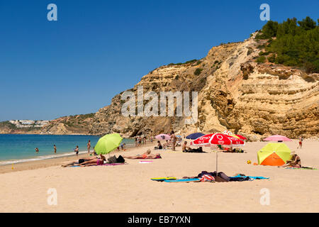 Portugal, der West-Algarve, Praia de Cabanas Velhas, Almádena im Sommer Stockfoto