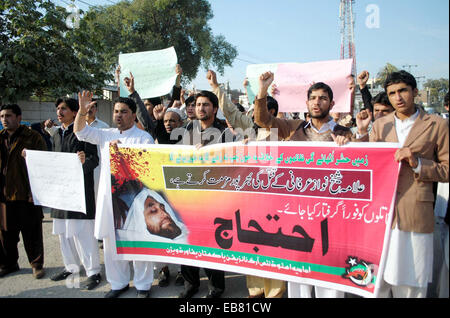 Aktivisten der Imamia Studenten Organisation (ISO) skandieren Parolen gegen gezielte Tötung der Führer der Majlis-e-Wahdat-Ul-Muslimeen (MWM) Allama Nawaz Irfani und anspruchsvoll, seine Mörder bei Protestkundgebung in Peshawar Presseclub am Donnerstag, 27. November 2014 zu verhaften. Stockfoto