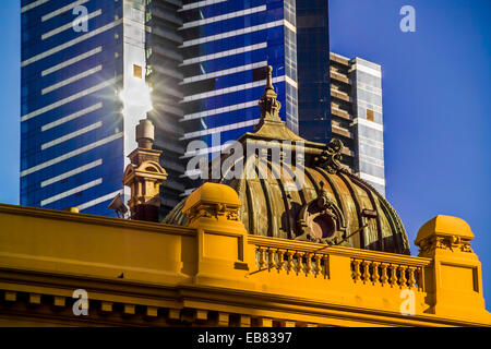 Nahaufnahme von blass grün gewölbte Dach Bahnhof Flinders Street mit modernen Wolkenkratzers in ausgestellte Sonnenlicht, Melbourne Stockfoto