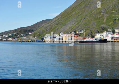 Meer, die Bucht vor Honningsvåg mit MS Nordstjernen am Pier, 25. August 2012 Stockfoto