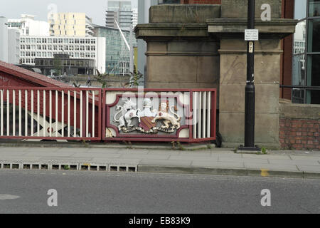 Sonnige Aussicht, Norden, Albert Bridge, Manchester Wappen, Manchester Bank Eisen Irwell Street Bridge, Manchester, UK Stockfoto