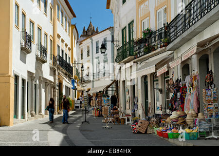 Portugal, Alentejo, Evora, schmale Einkaufsstraße im Herzen der Altstadt Stockfoto