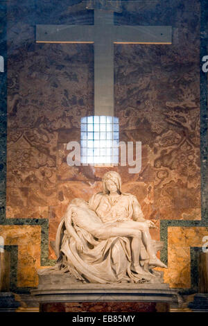 Marmor Skulptur Michelangelos Pietà. St. Peter Basilika, Vatikanstadt.  Italien Stockfoto