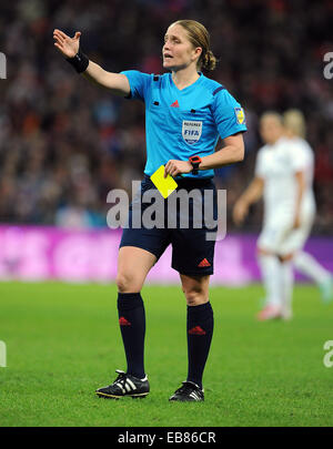 London, UK. 23. November 2014. Schiedsrichter-Esther Staubli (SUI). - Womens International Fußball - England Vs Deutschland - Wembley-Stadion - London, England - 23rdNovember 2014 - Bild Robin Parker/Sportimage. © Csm/Alamy Live-Nachrichten Stockfoto