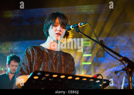 Amerikanische Sängerin Sharon Van Etten Konzert in Manchester Kathedrale, UK, 24. November 2014 Stockfoto