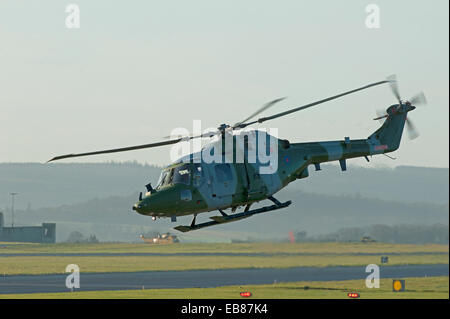 Britische Armee Westland Lynx WG-13 AH7 Hubschrauber XZ222 heben um RAF Lossiemouth SCO 9232 ausgeschaltet. Stockfoto