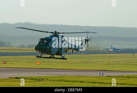 UK-Armee Westland Lynx WG-13 AH7 Hubschrauber XZ222 heben um RAF Lossiemouth, Moray ausgeschaltet.  SCO 9233. Stockfoto