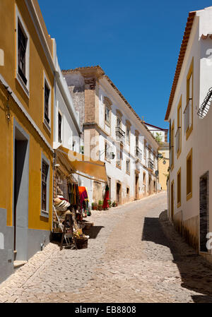 Portugal, Algarve, Silves, einer schmalen gepflasterten Straße in der Altstadt Stockfoto