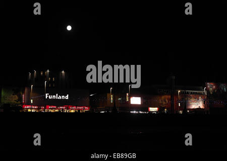 Full Moon Strandblick auf beleuchtete Funland Vergnügungen und Madame Tussauds, zentralen Promenade, Blackpool, Illuminationen, UK Stockfoto