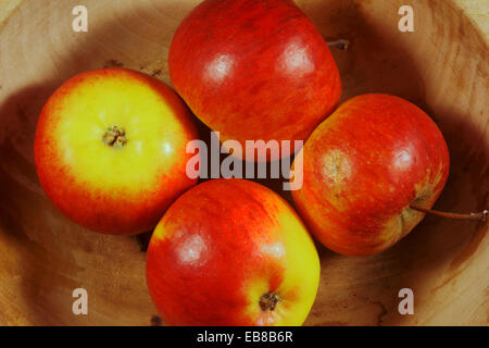 Große, rote Äpfel in einer Holzschale Stockfoto